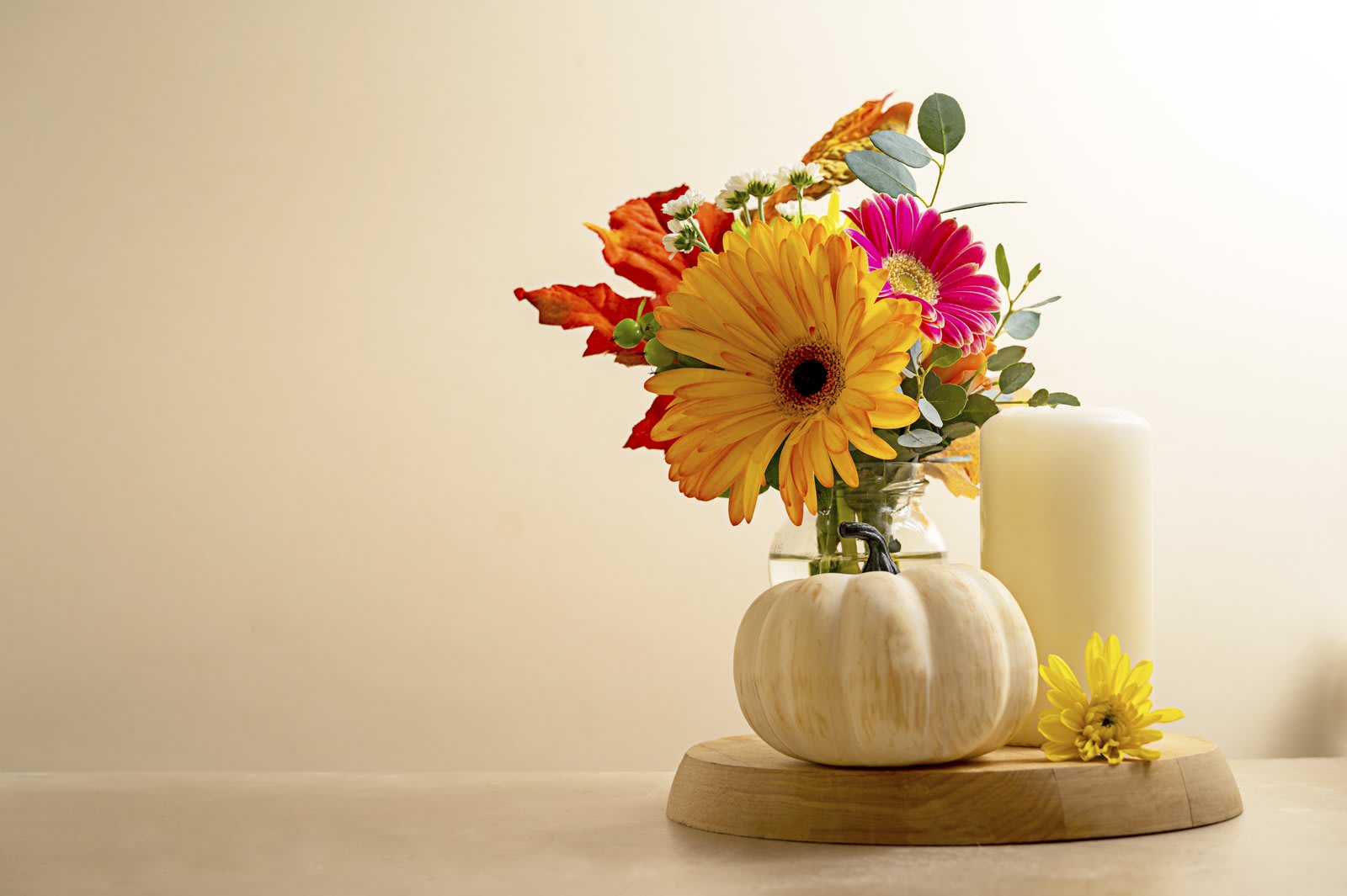 Warm autumn floral arrangement for Thanksgiving