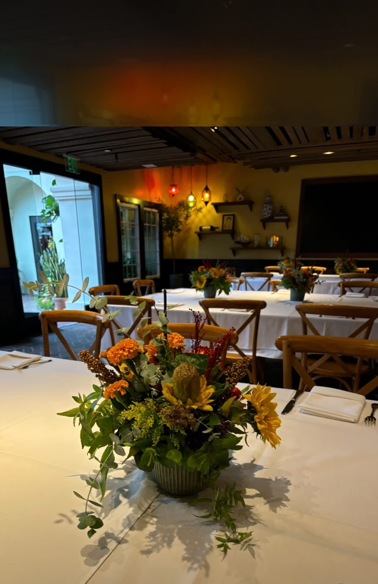 Tin Roof Bistro Manhattan Beach Flowers: Fresh Event Florals by Jenny Barker, The Flower Doctor