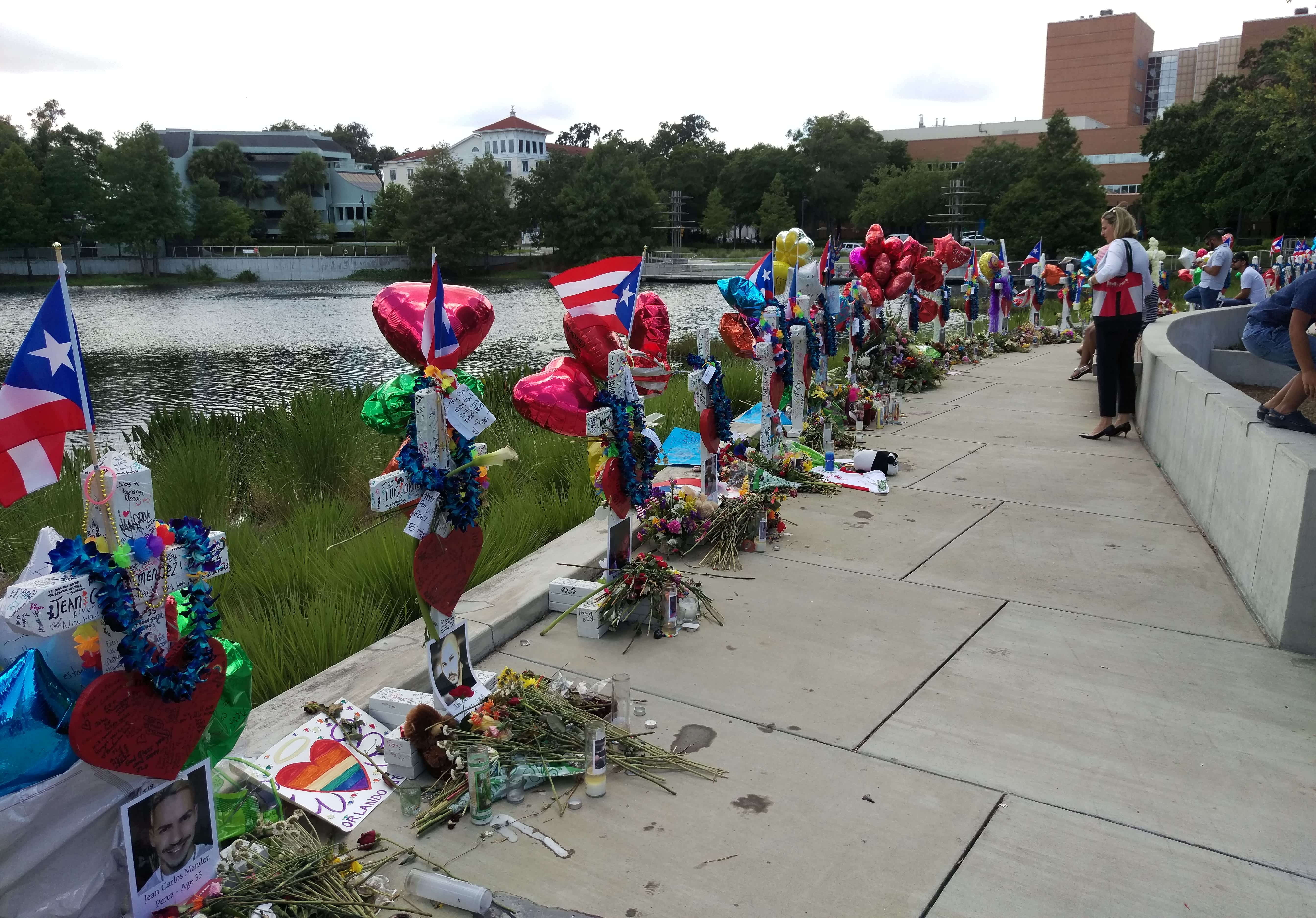 A Hawaiian Lei to say goodbye for the Pulse victims