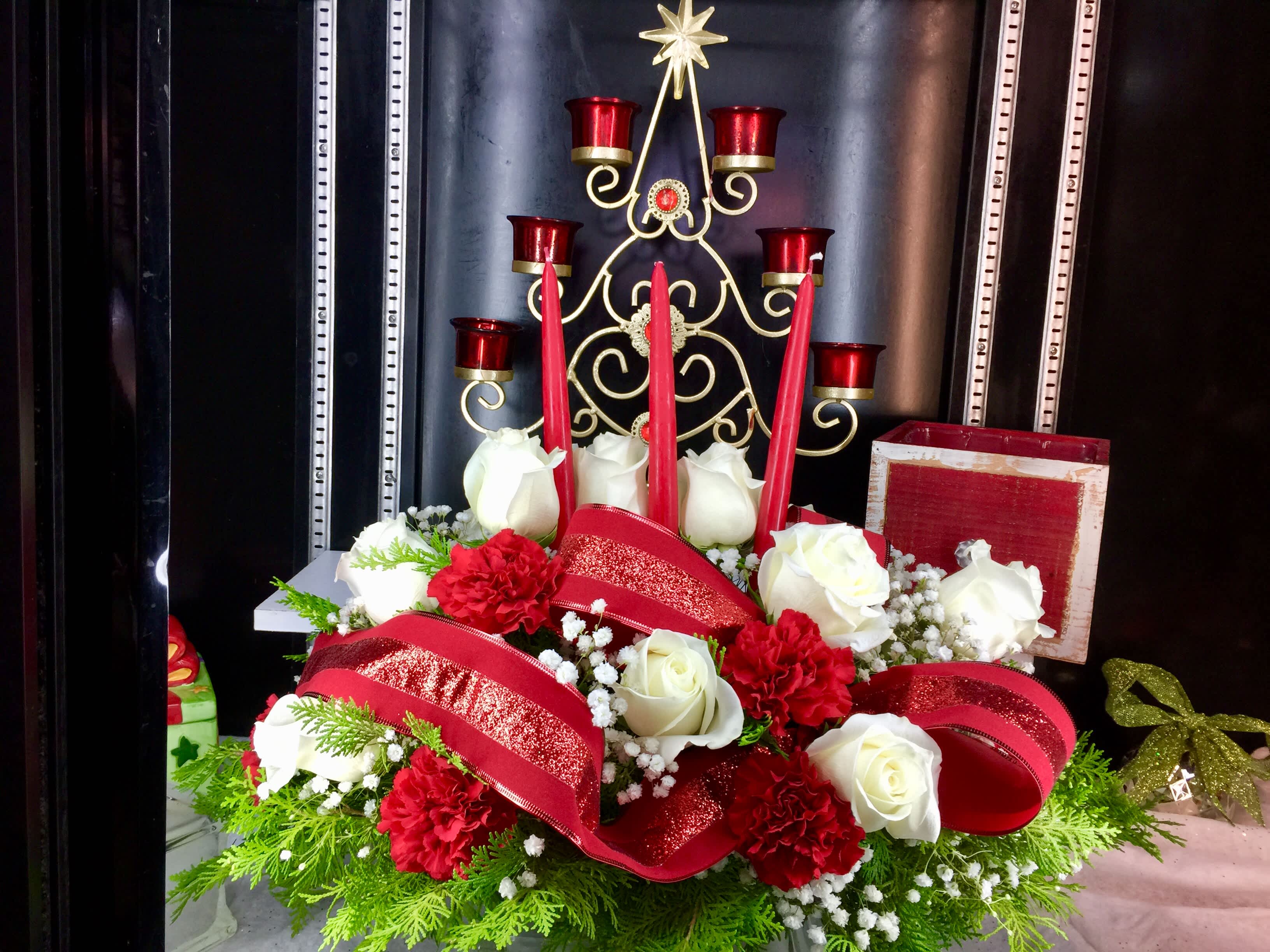 Holiday table centerpieces