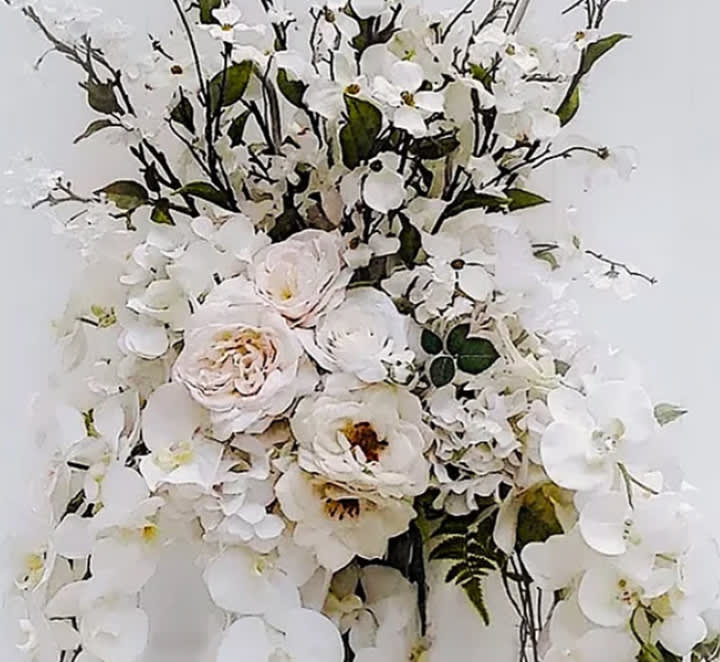 White rose and orchide arrangement