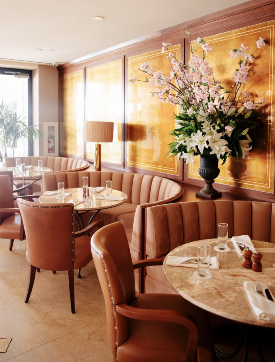 Casablanca Lilies for a classic 20s Hotel 