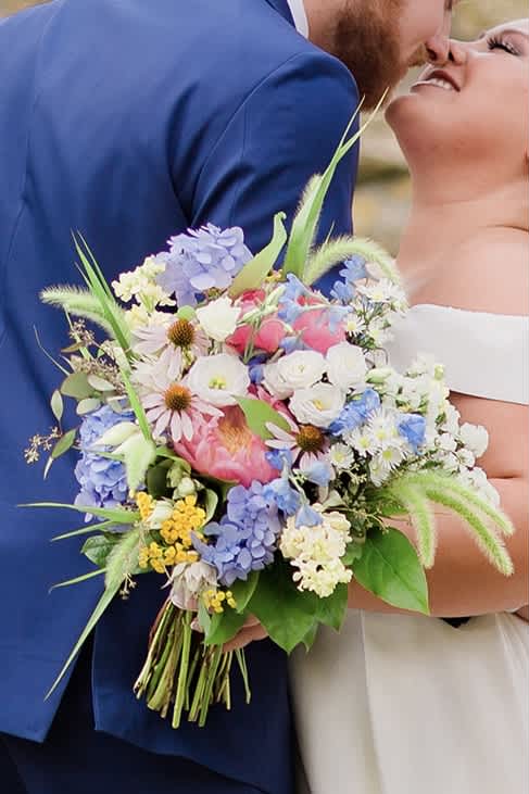 Benefits of Choosing Seasonal Blooms for a Wedding