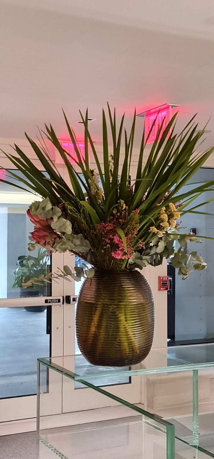 Why Weekly Flower Changes Matter for Miami Lobbies