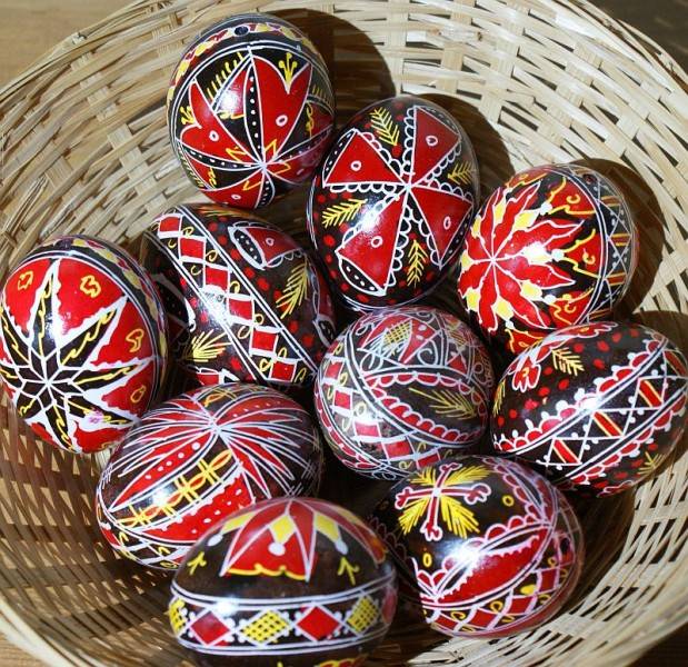 Blooms & Easter Traditions: The Art of Dyeing Eggs w
