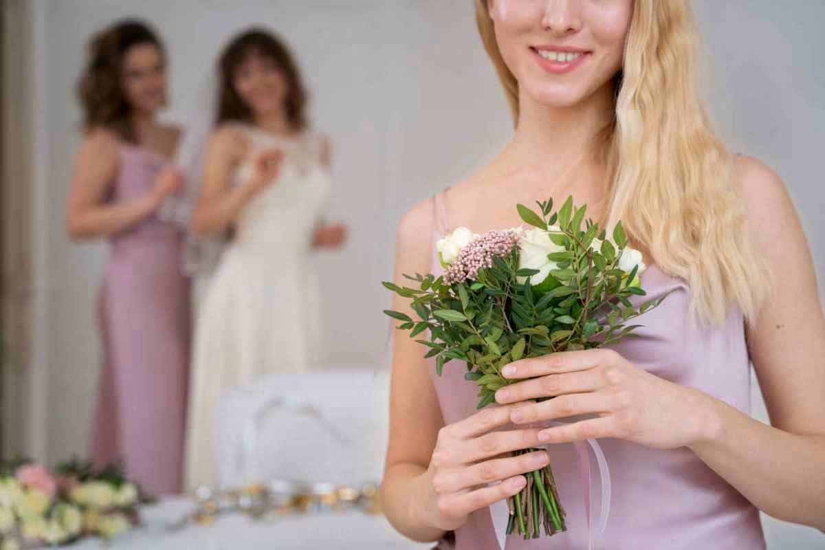 How to Use the Corsage on Prom Night