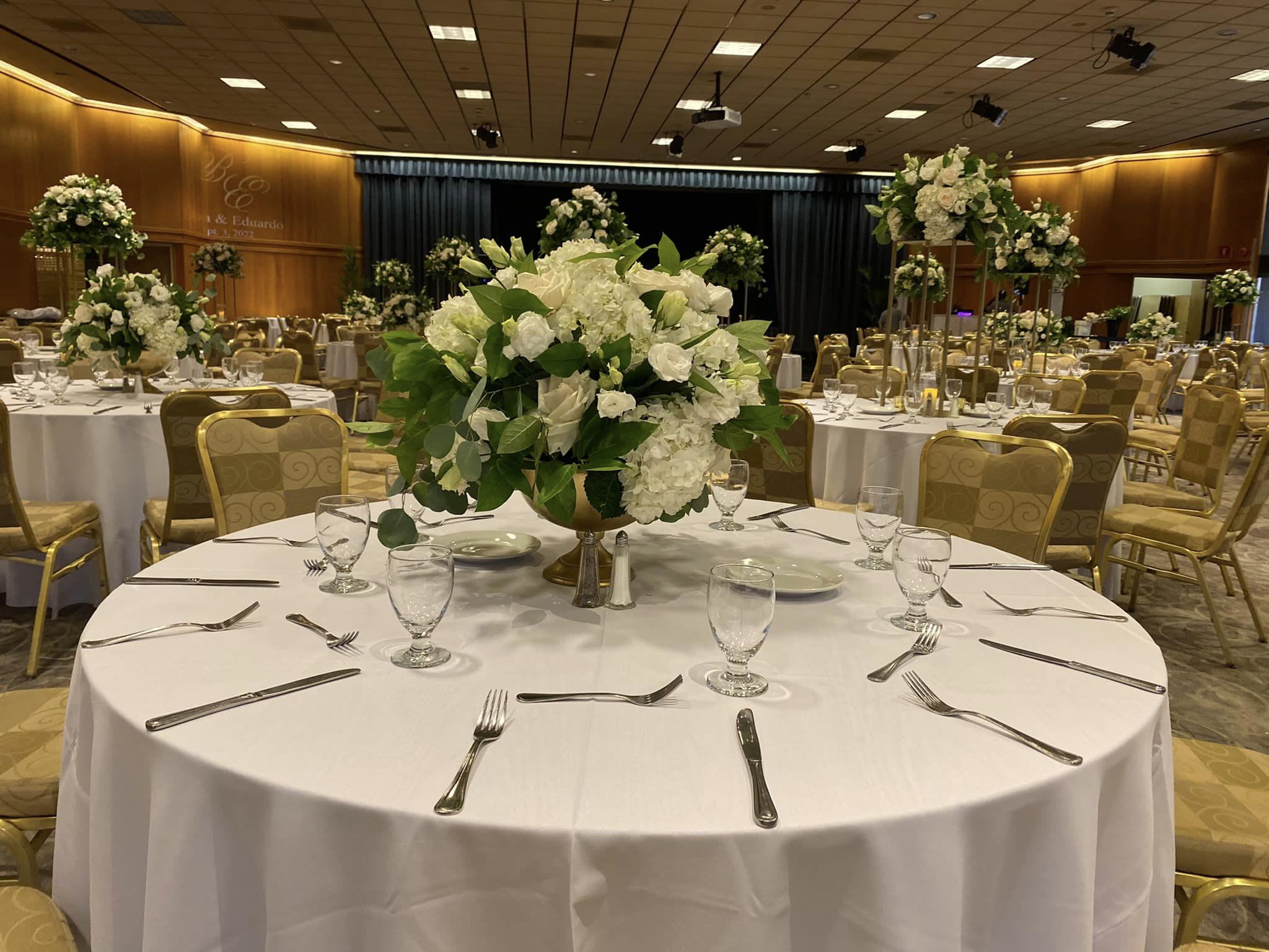 Embracing Nature's Beauty: Garden-Style Centerpieces