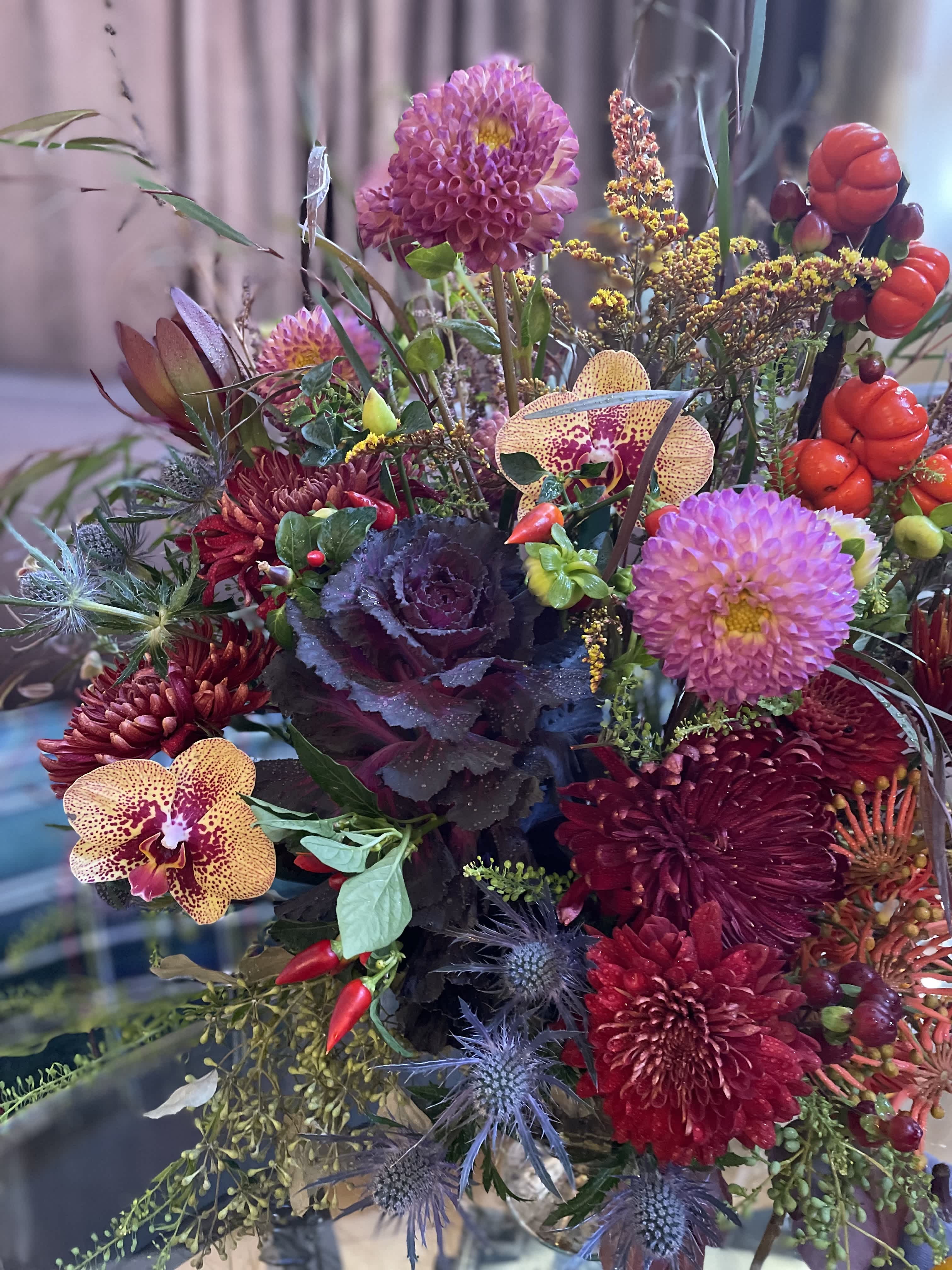  Embracing the Drama in Floral Fall Style 