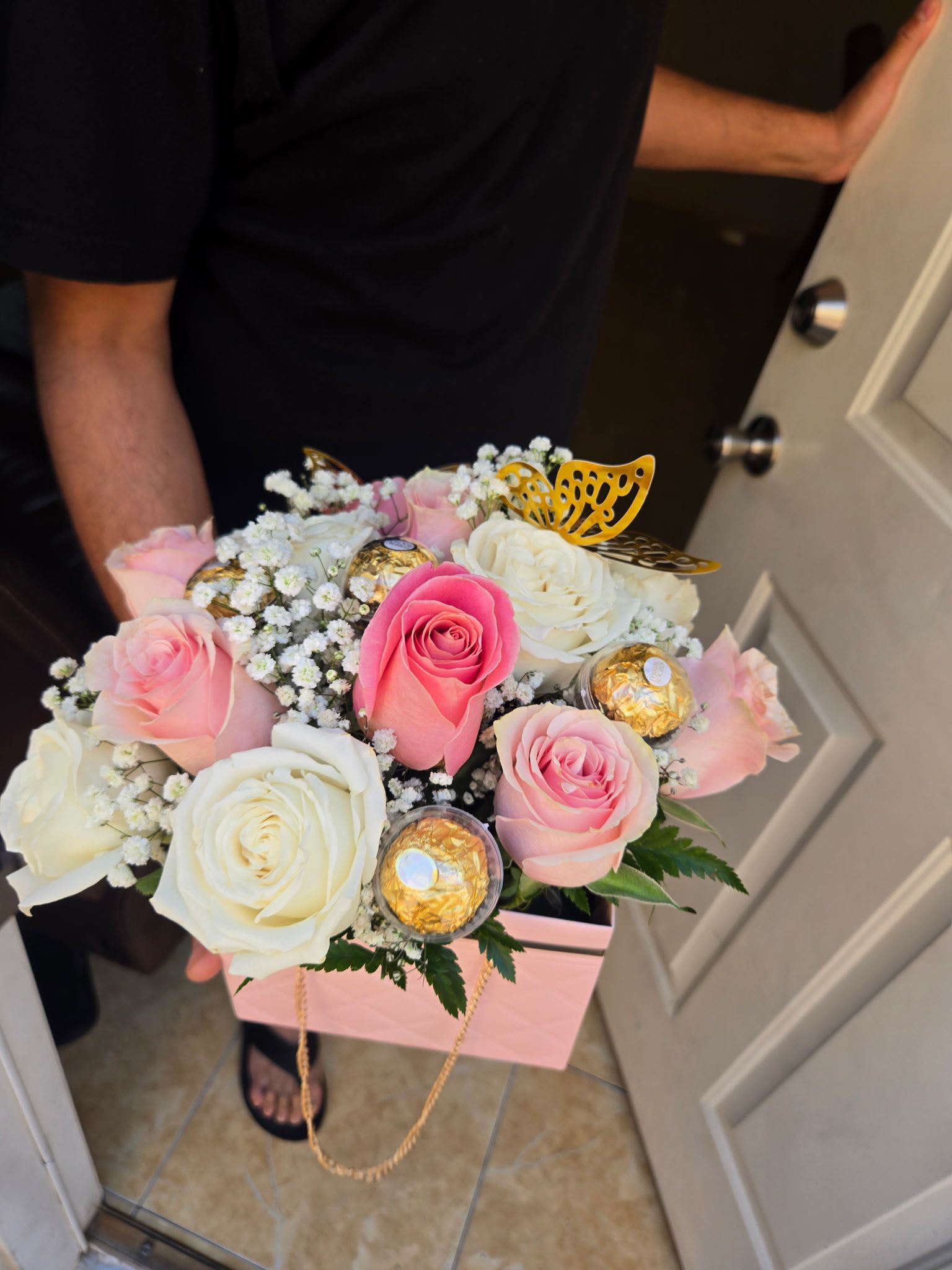 FLOWER BAG PINK AND WHITE ROSES CHOCO