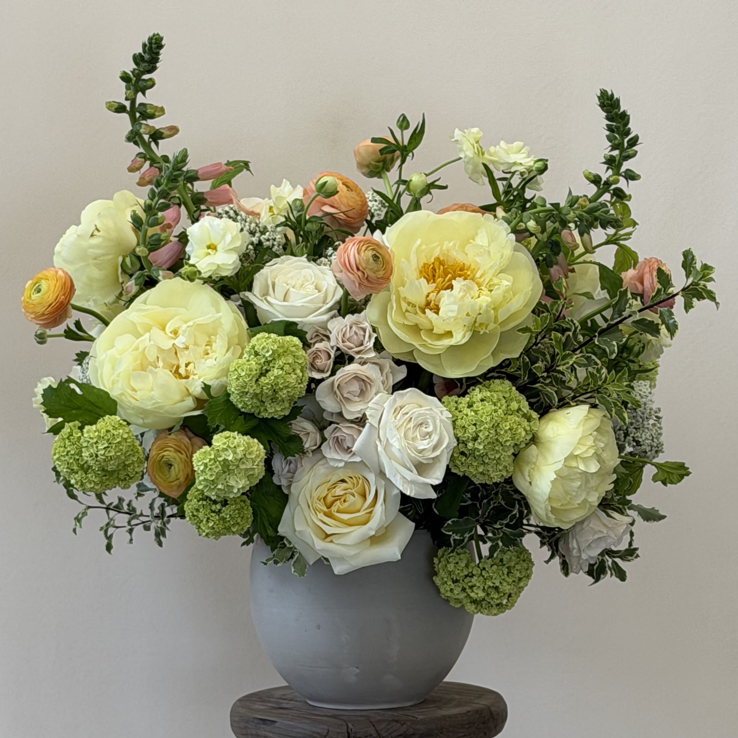 The soft and subtle chic table Arrangement.