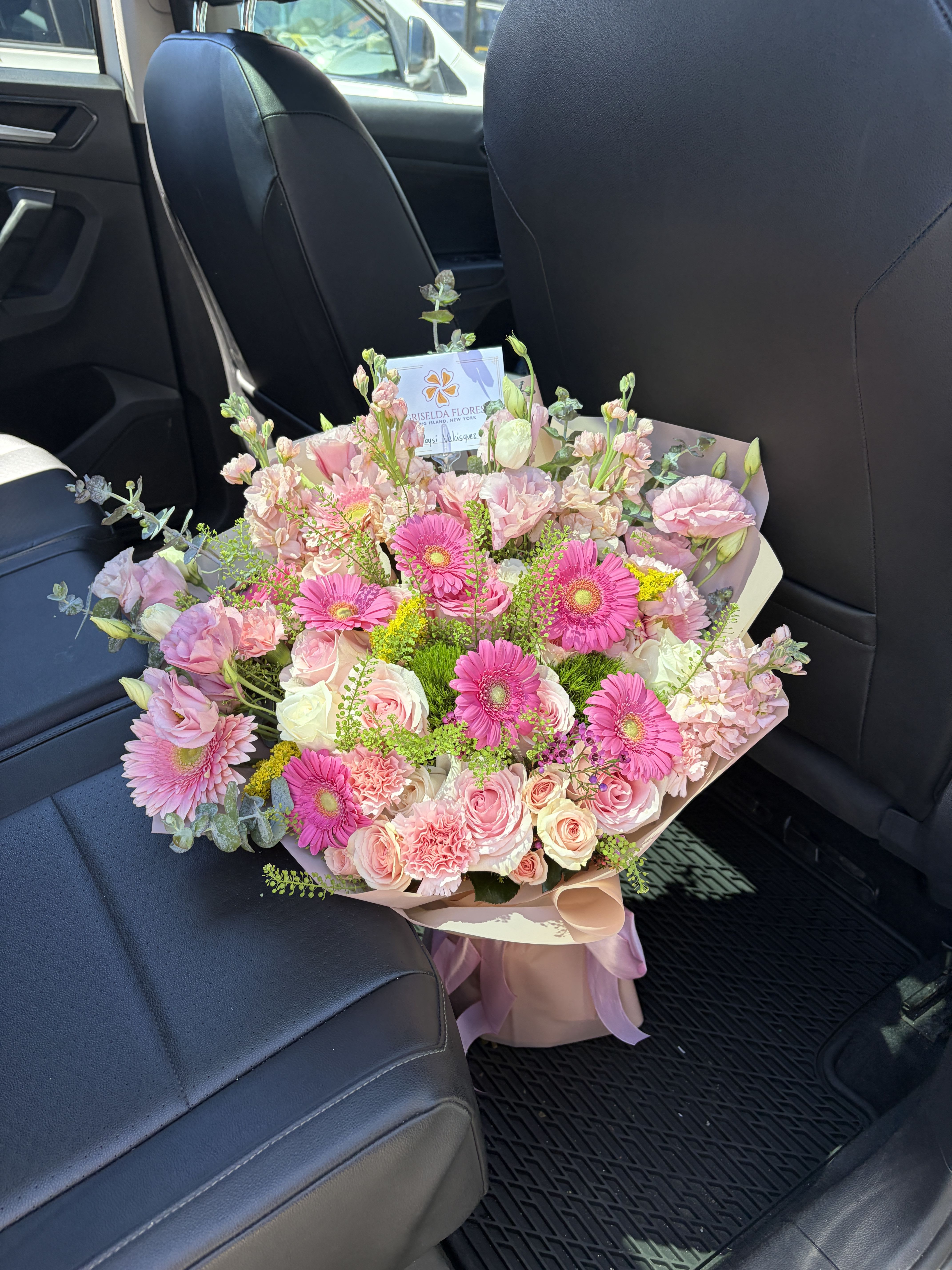 Ramo mixto de rosas, mini gerberas y tulipanes en Long Island, New York