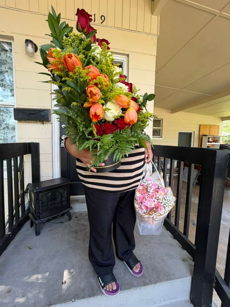 Bouquet of roses and tulips 