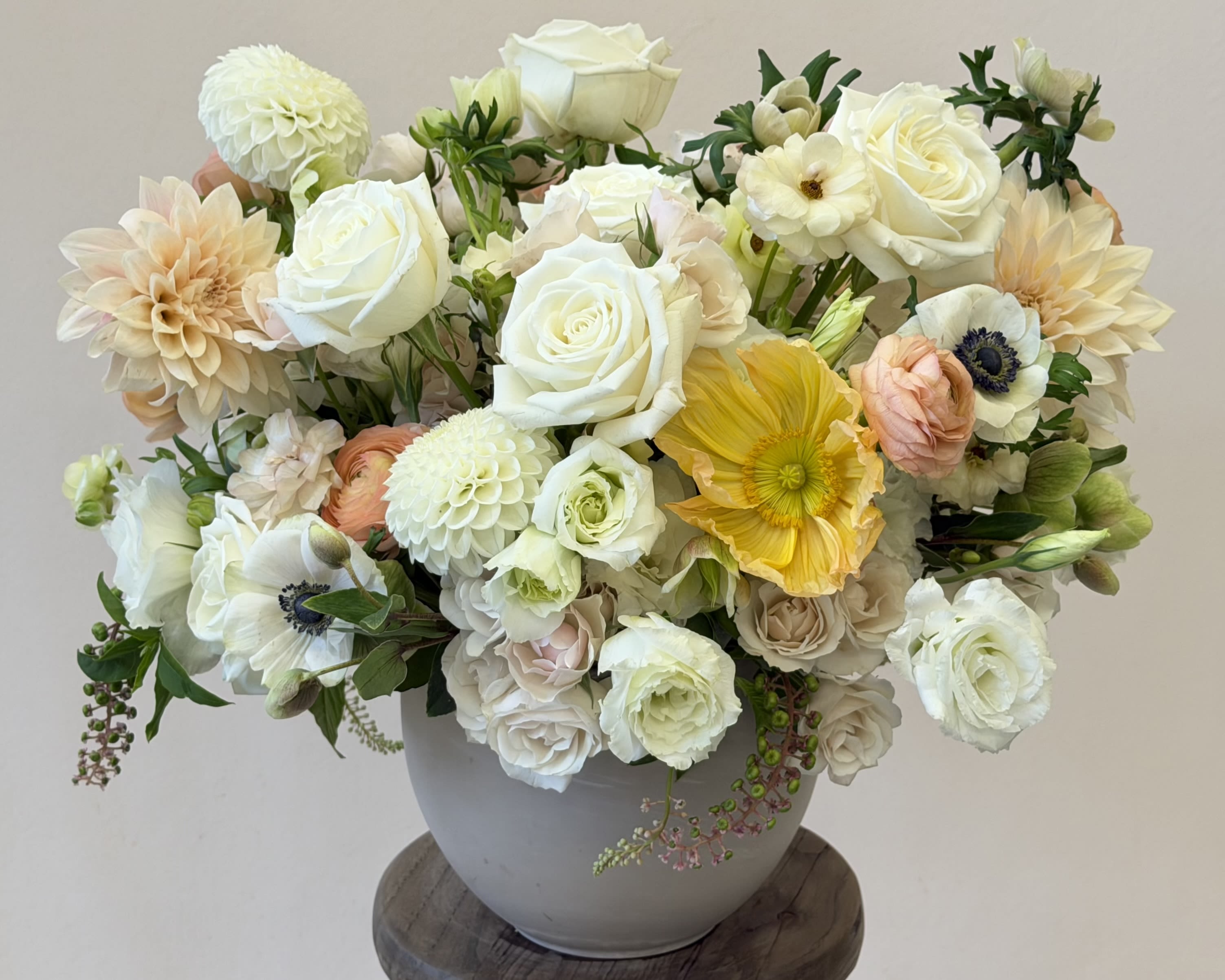 The soft and subtle chic table Arrangement.