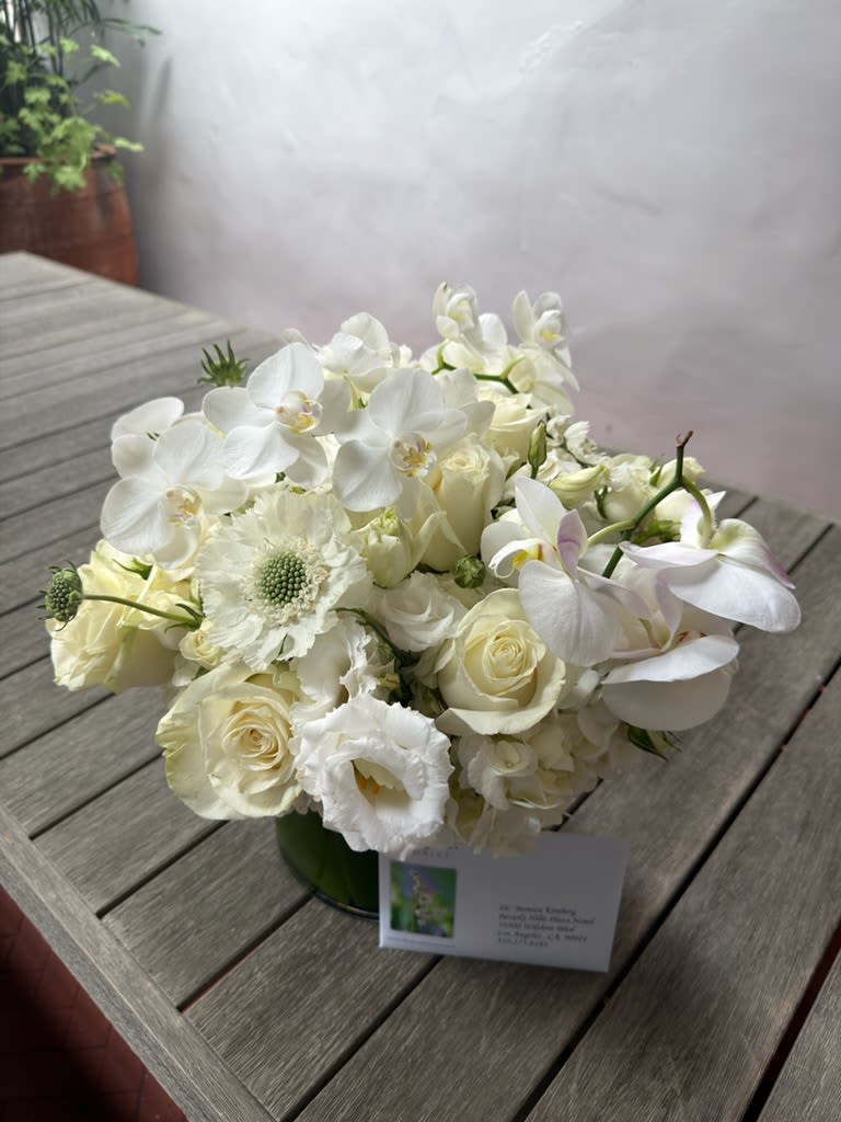 Snow White Serenity: Pure White Flower Arrangement