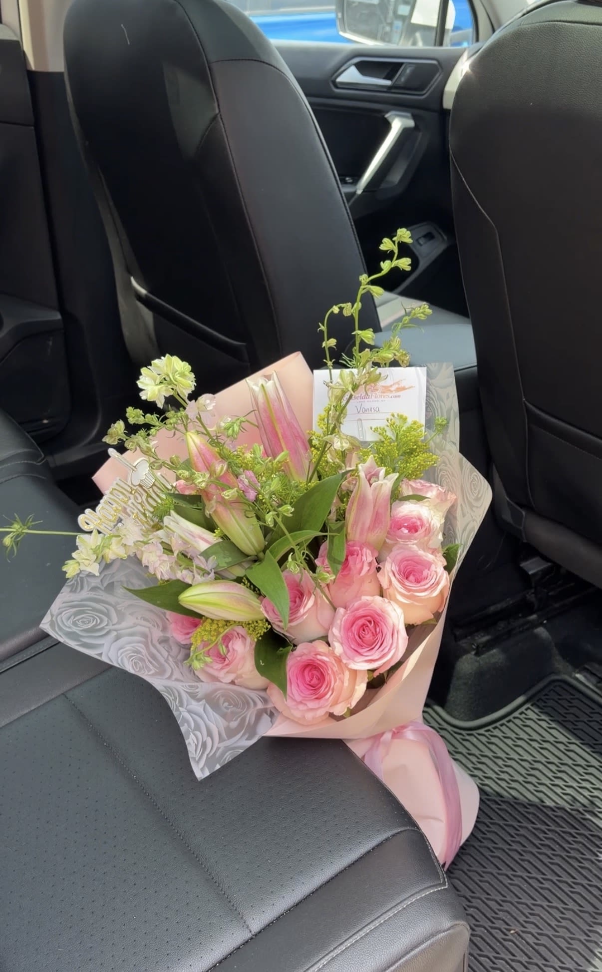 Arreglo con rosas y lirios para Brentwood New York