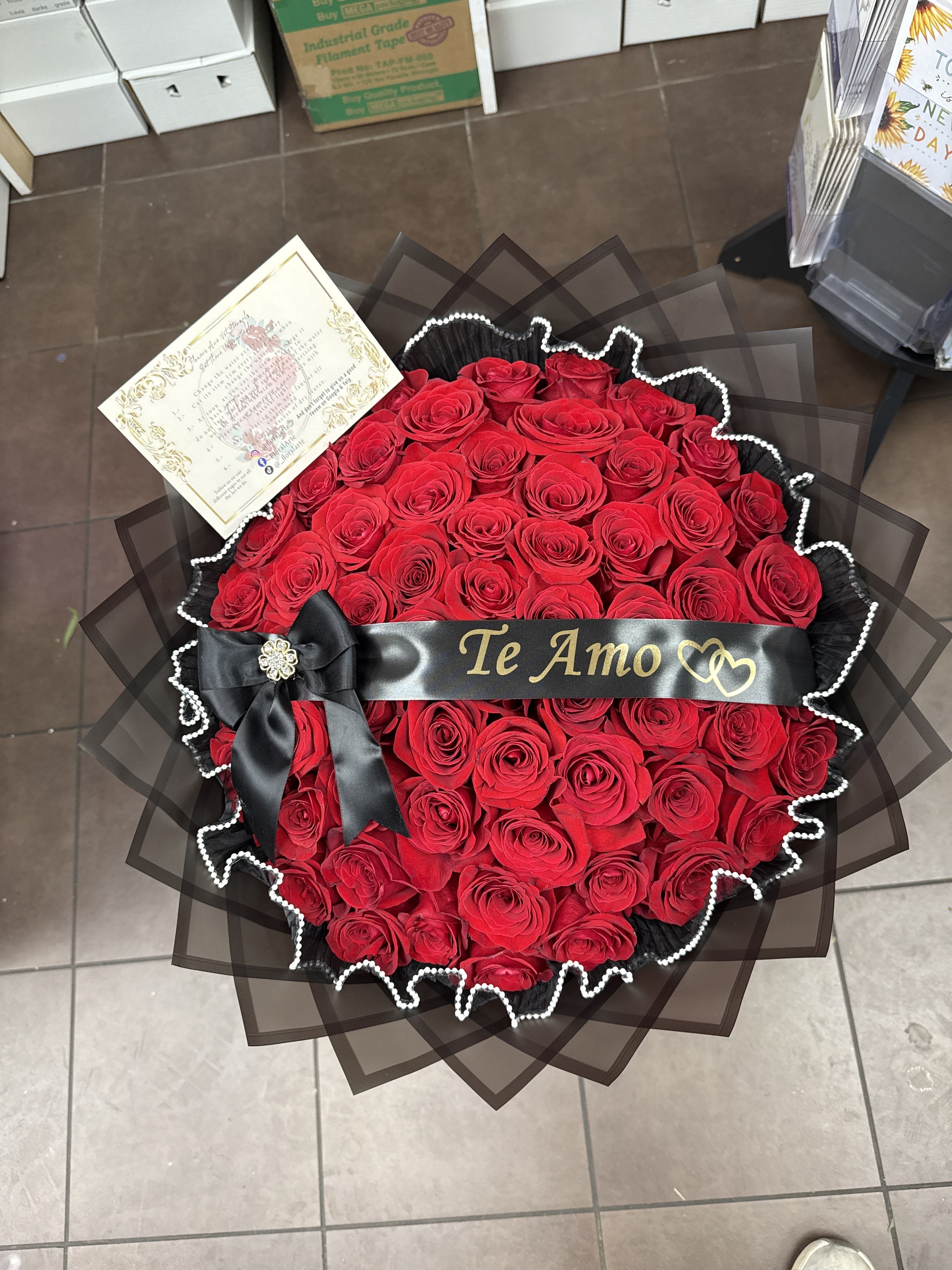 50 Wrapped Red Roses Ramo Buchón 
