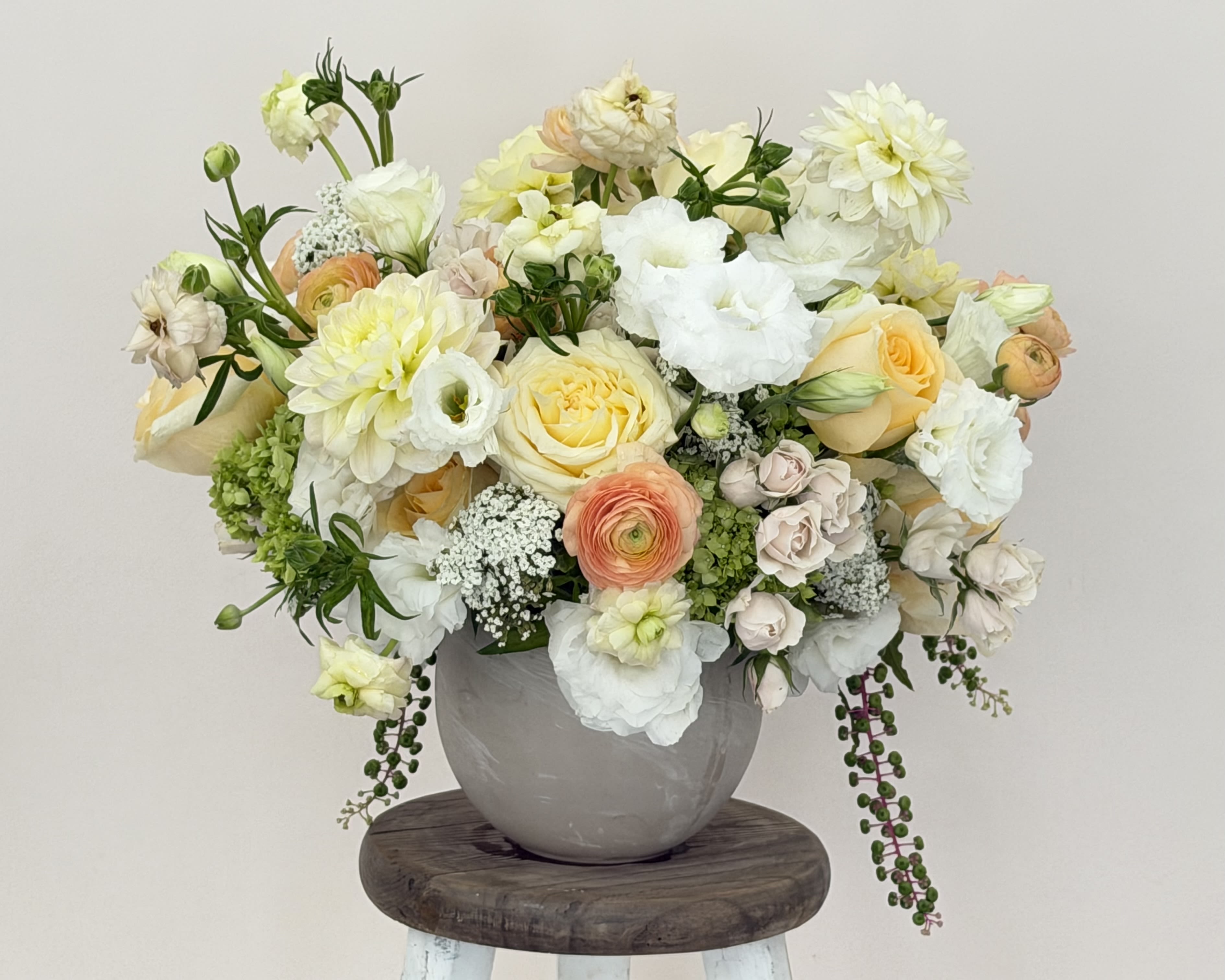 The soft and subtle chic table Arrangement.