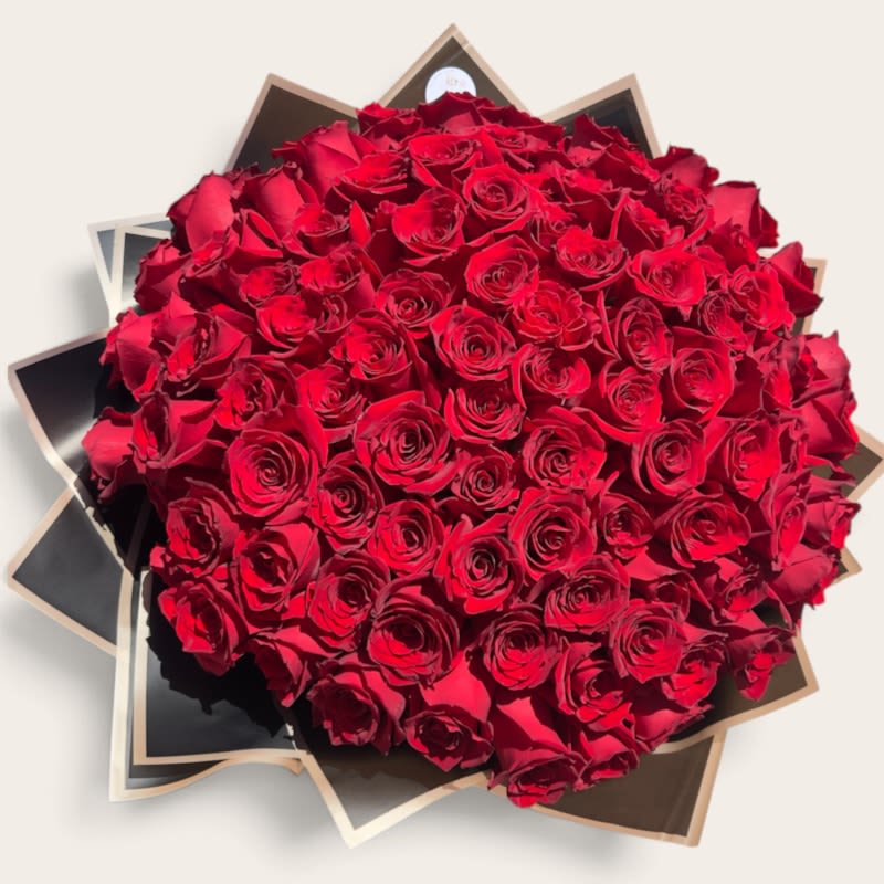 Felicitas' Grand Devotion – Red Ramo Buchón (100 Roses)