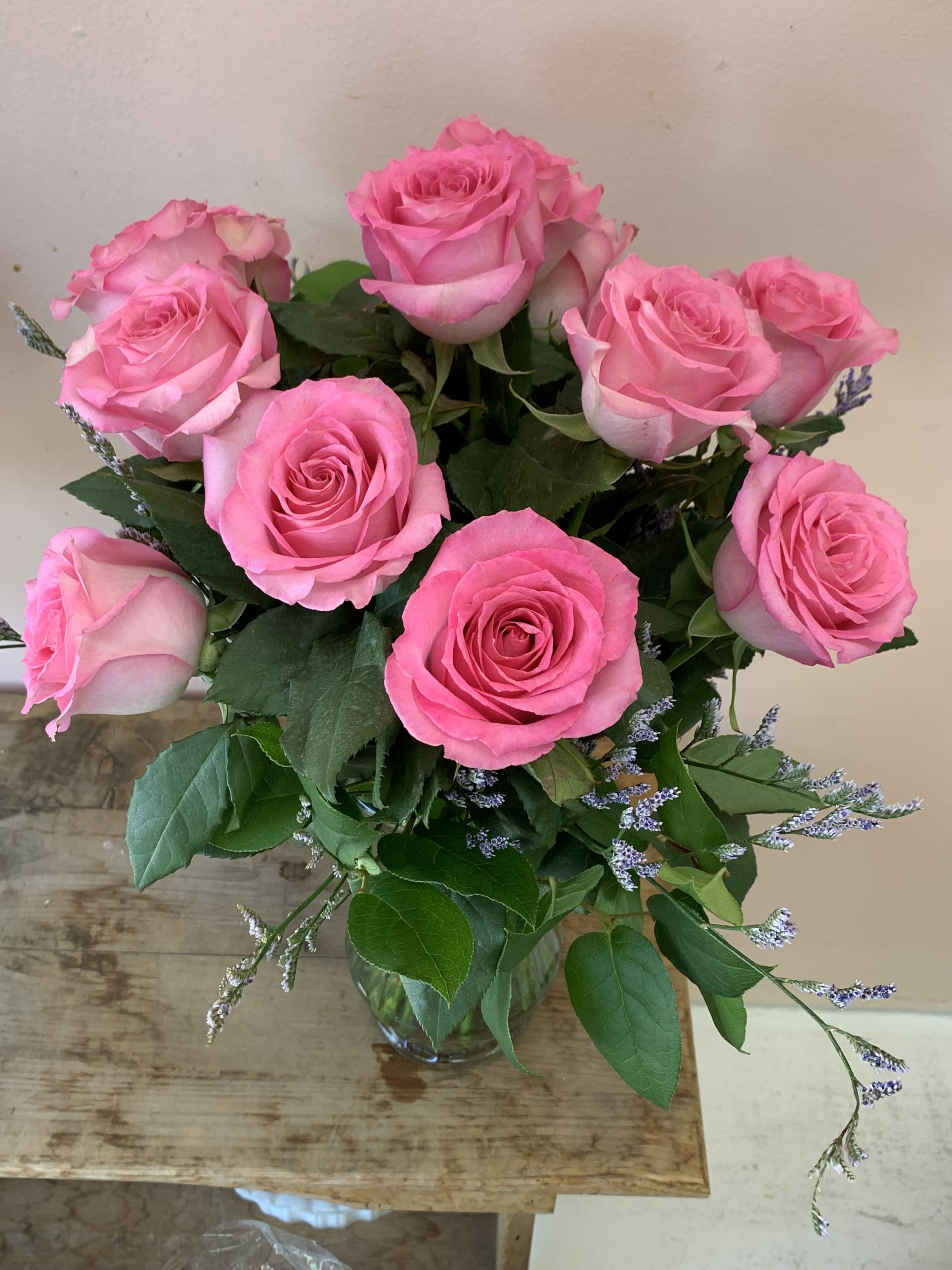 12 pink roses in clear glass vase - W819