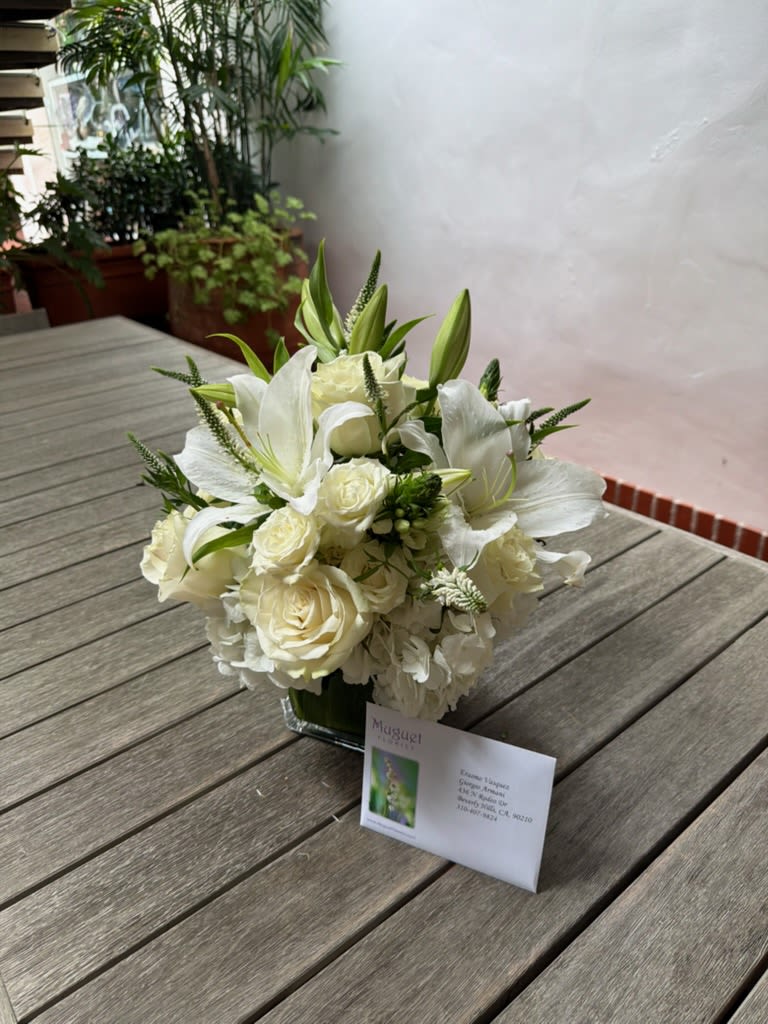 Timeless Elegance: The Classic Sweet White Arrangement