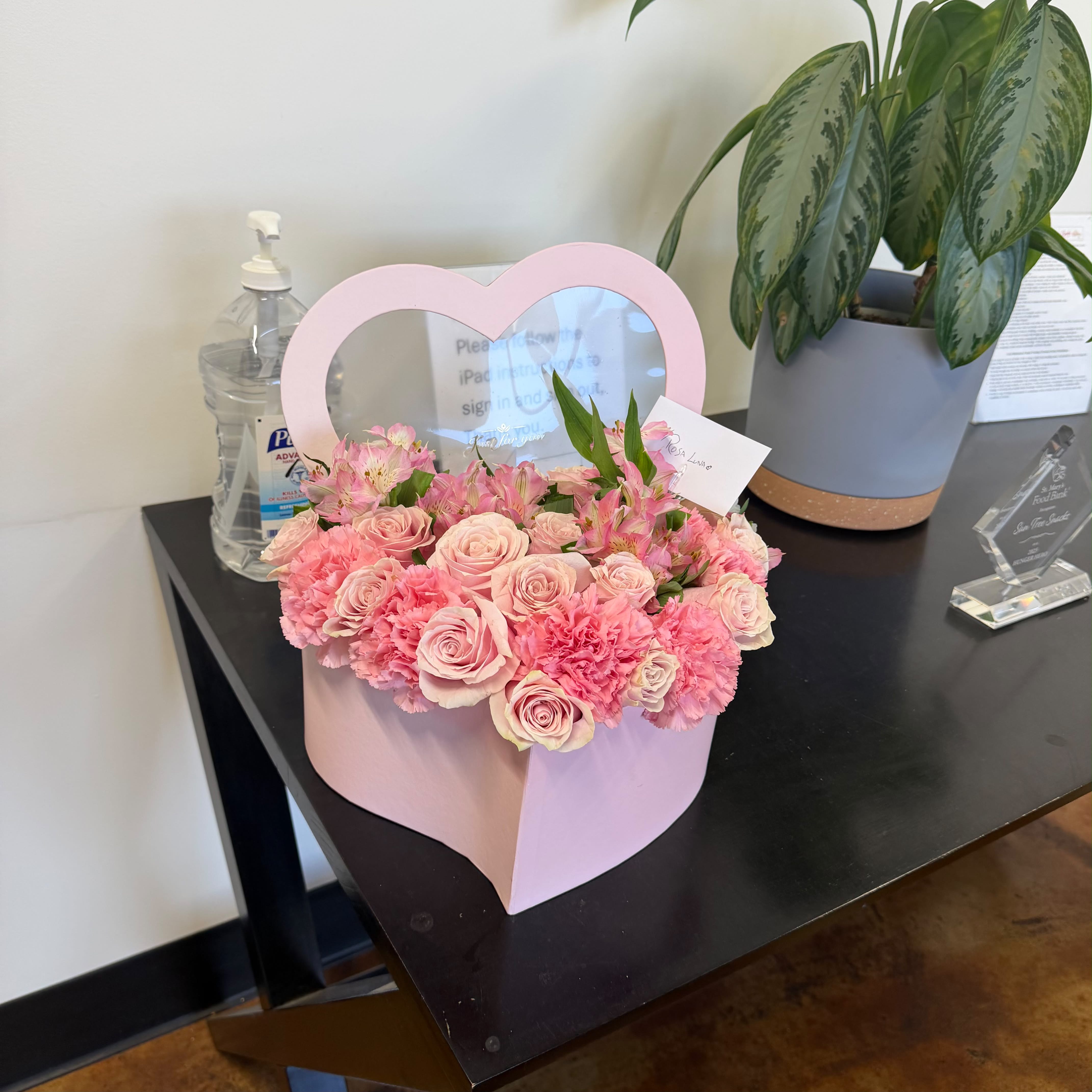Caja de corazón con rosas mixto pink