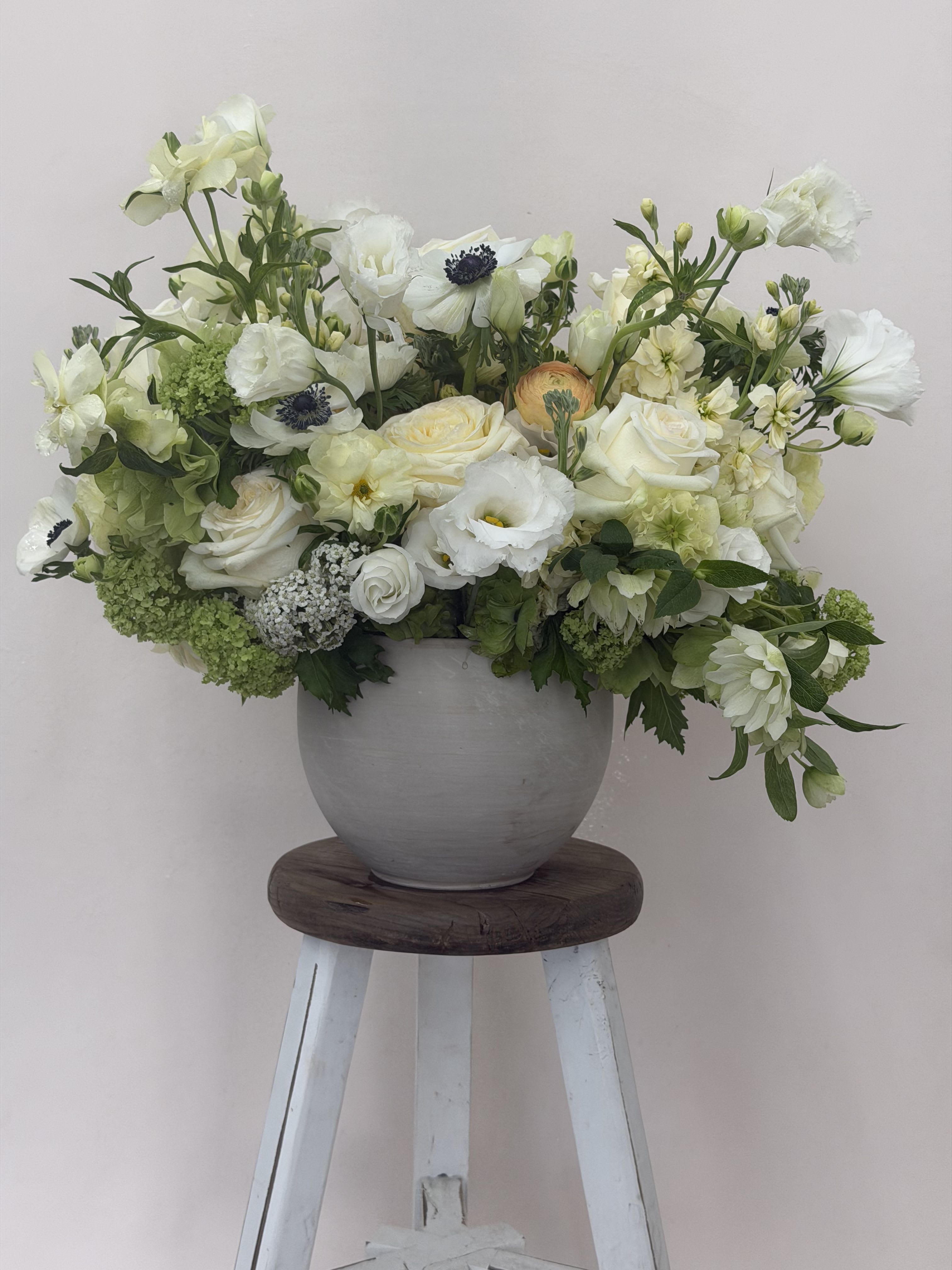 The soft and subtle chic table Arrangement.