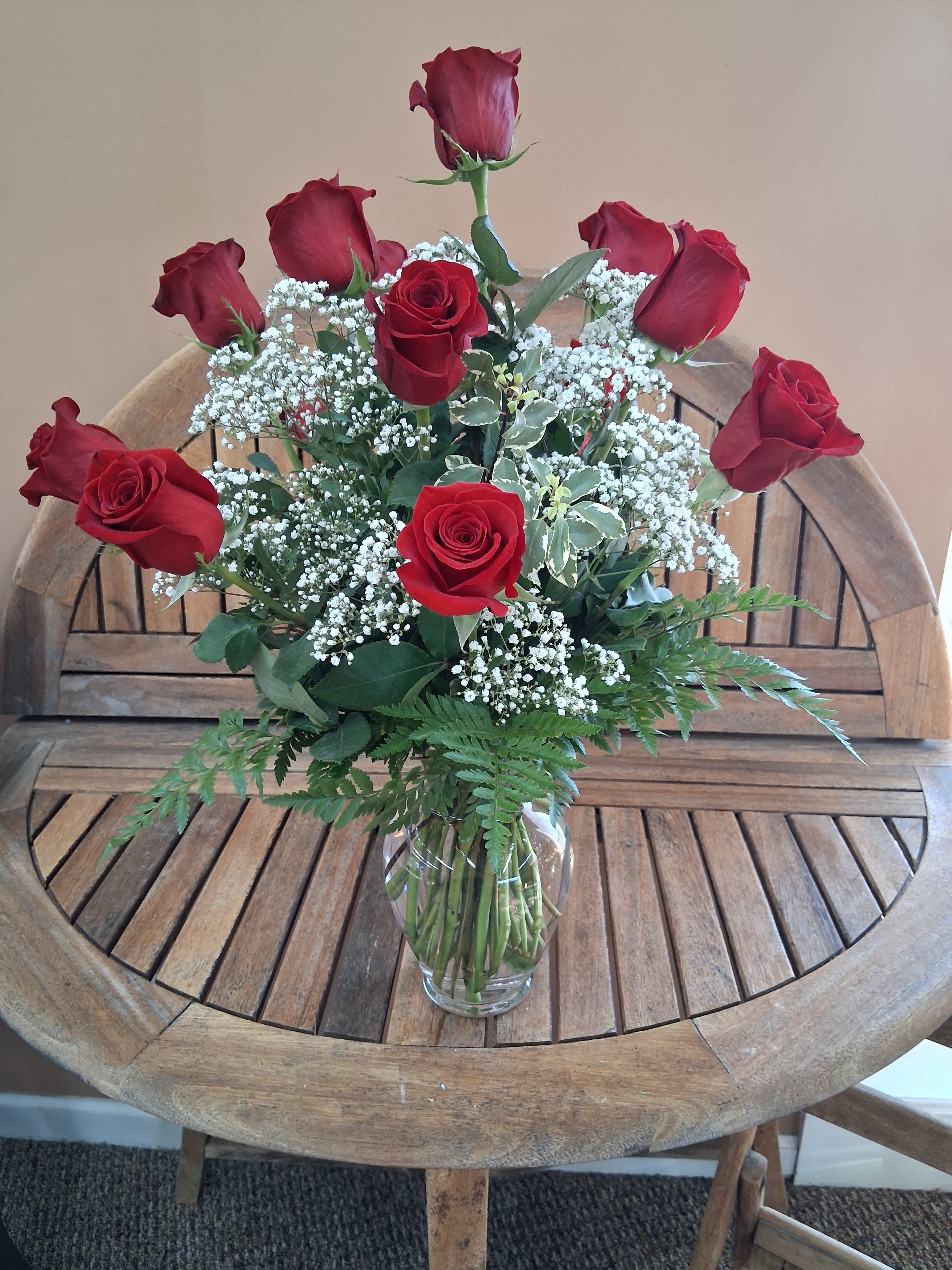 V04 The Classic One dozen Red Roses - Huntsville delivery