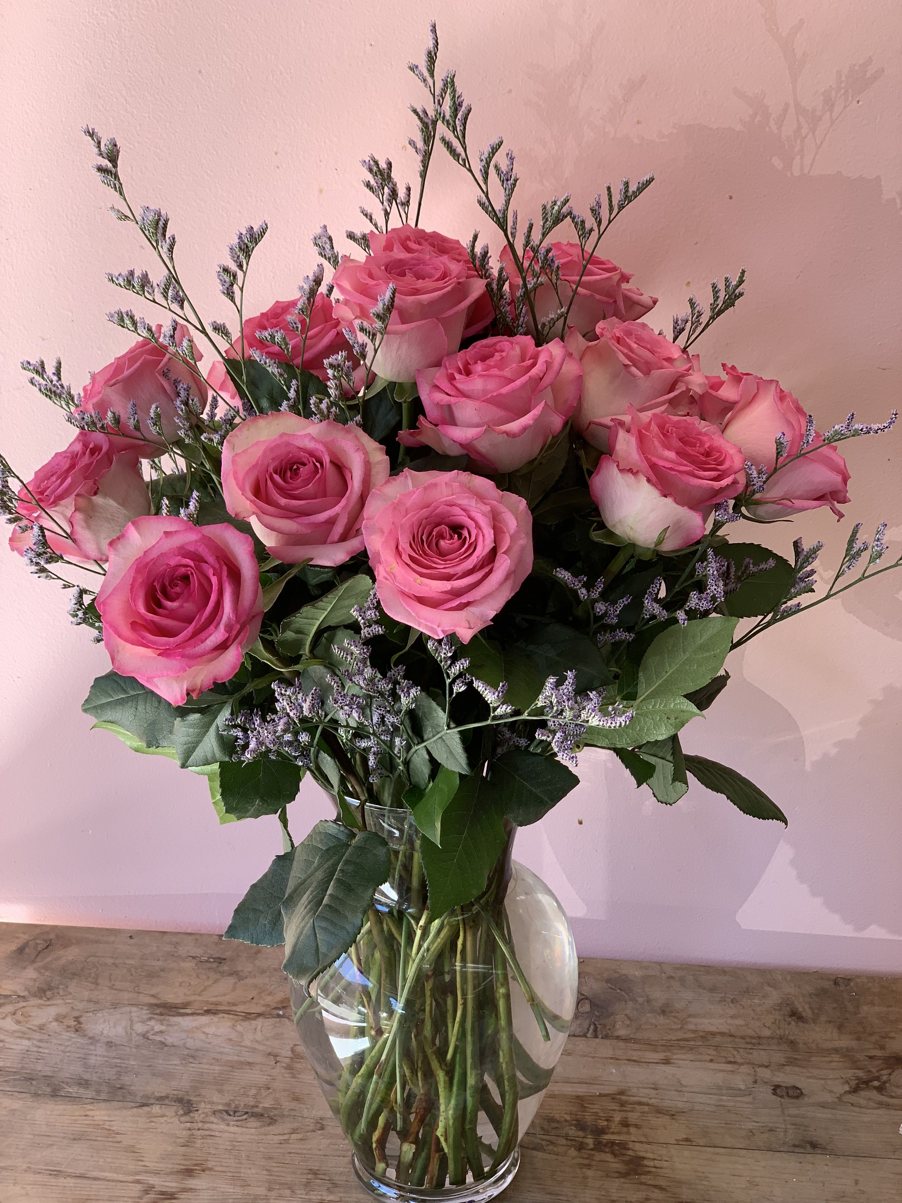 12 pink roses in clear glass vase - W819