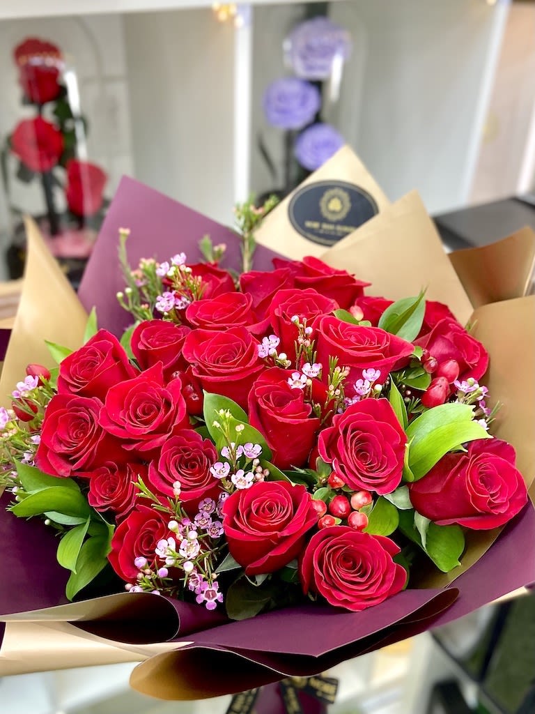 2 Dozen Beauty Handheld Bouquet