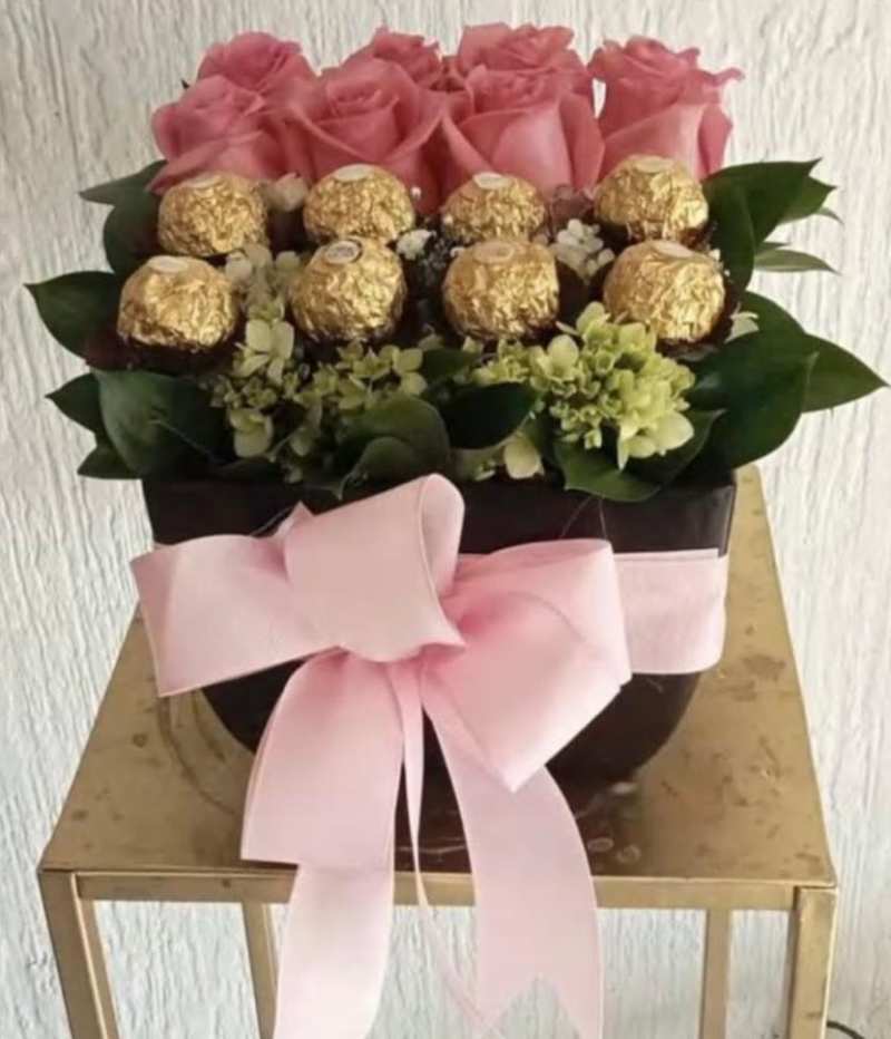 Pink roses (rosas rosas) Hydrangeas (hortensias) Greenery Ferrero Rocher chocolates