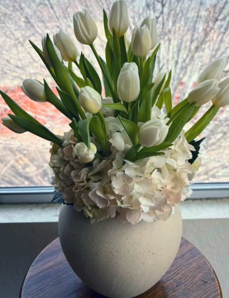 White tulips (tulipanes blancos) White hydrangeas (hortensias blancas) Greenery