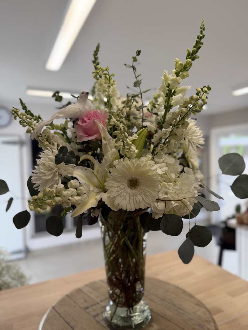 White tranquility with pink rose accent