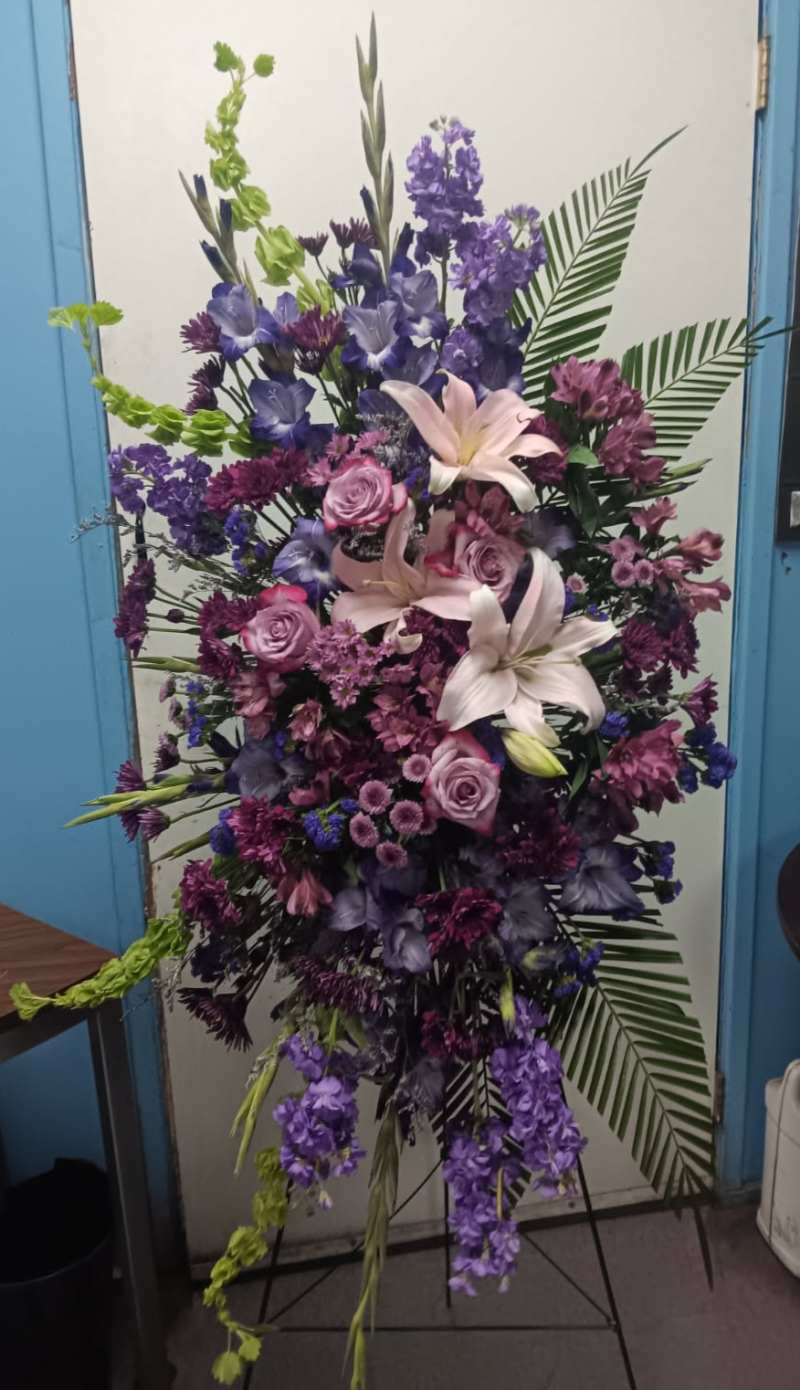 Tender Touch Deluxe Standing Spray