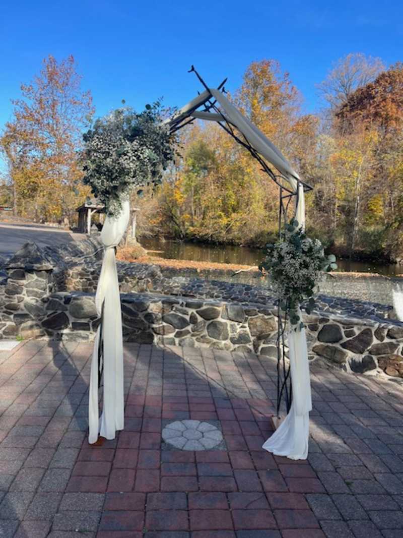 Sara's bouquet and arch 