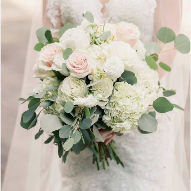 BOUQUETS & BOUTONNIERES