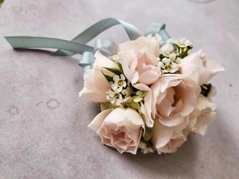 BOUTONNIERES & CORSAGES